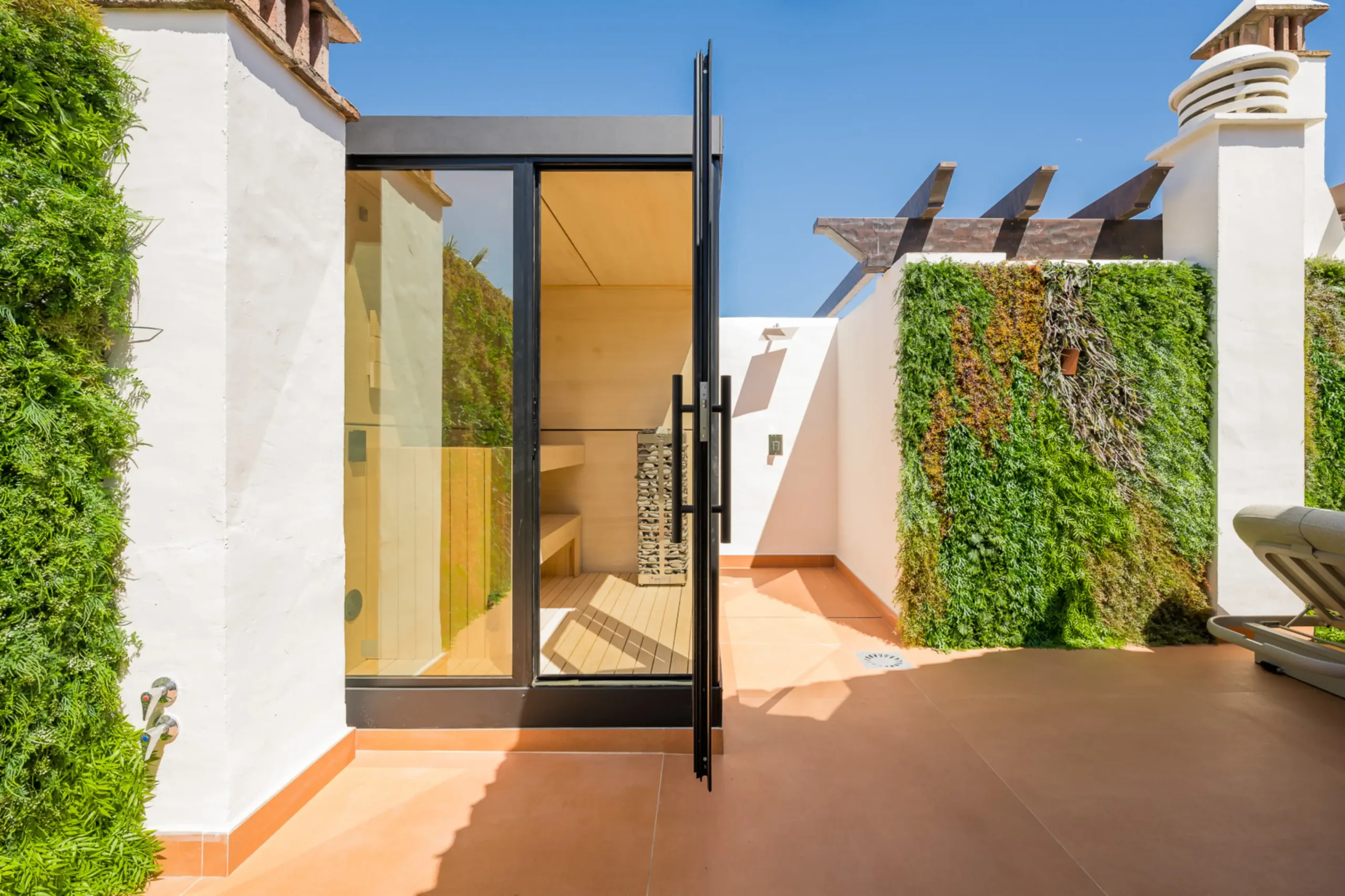 New Golden Mile Penthouse with Perfect View of Coastline - Top Properties Estepona