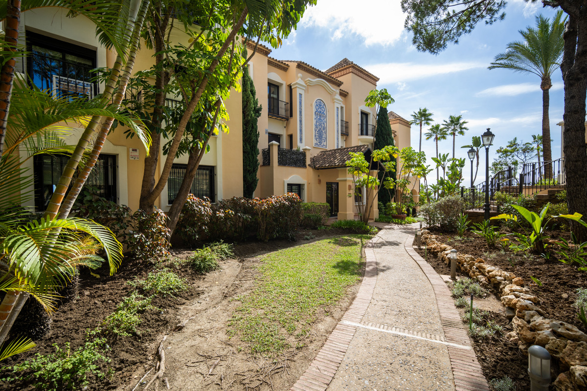 Luxurious Penthouse in Benahavís - Top Properties Estepona