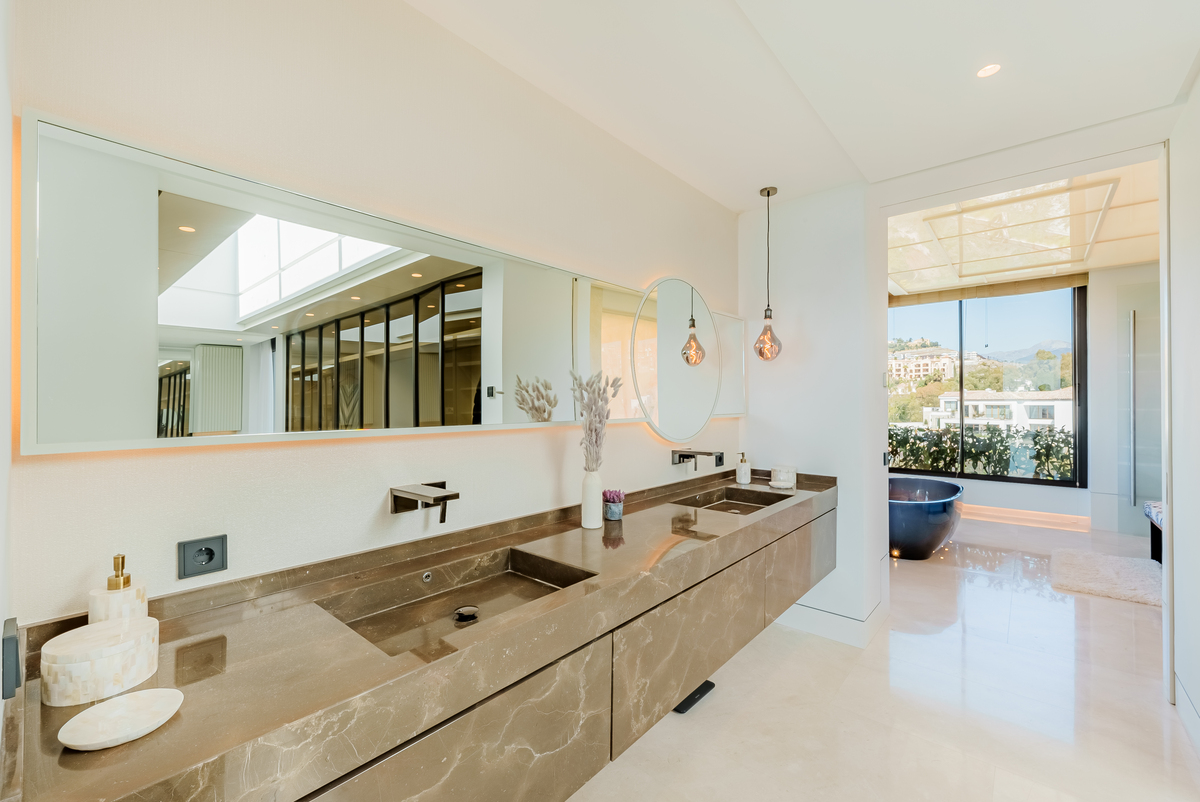 Elegant Villa in Benahavís - Top Properties Estepona