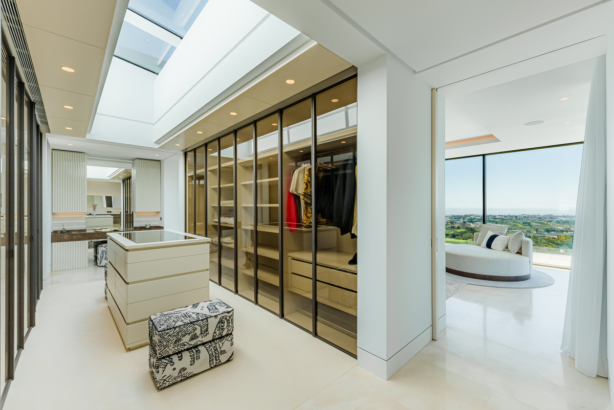 Elegant Villa in Benahavís - Top Properties Estepona