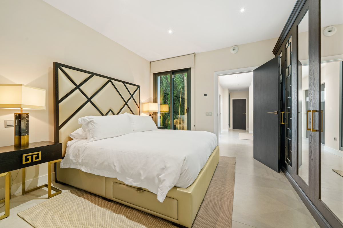 Contemporary Villa in Benahavís - Top Properties Estepona