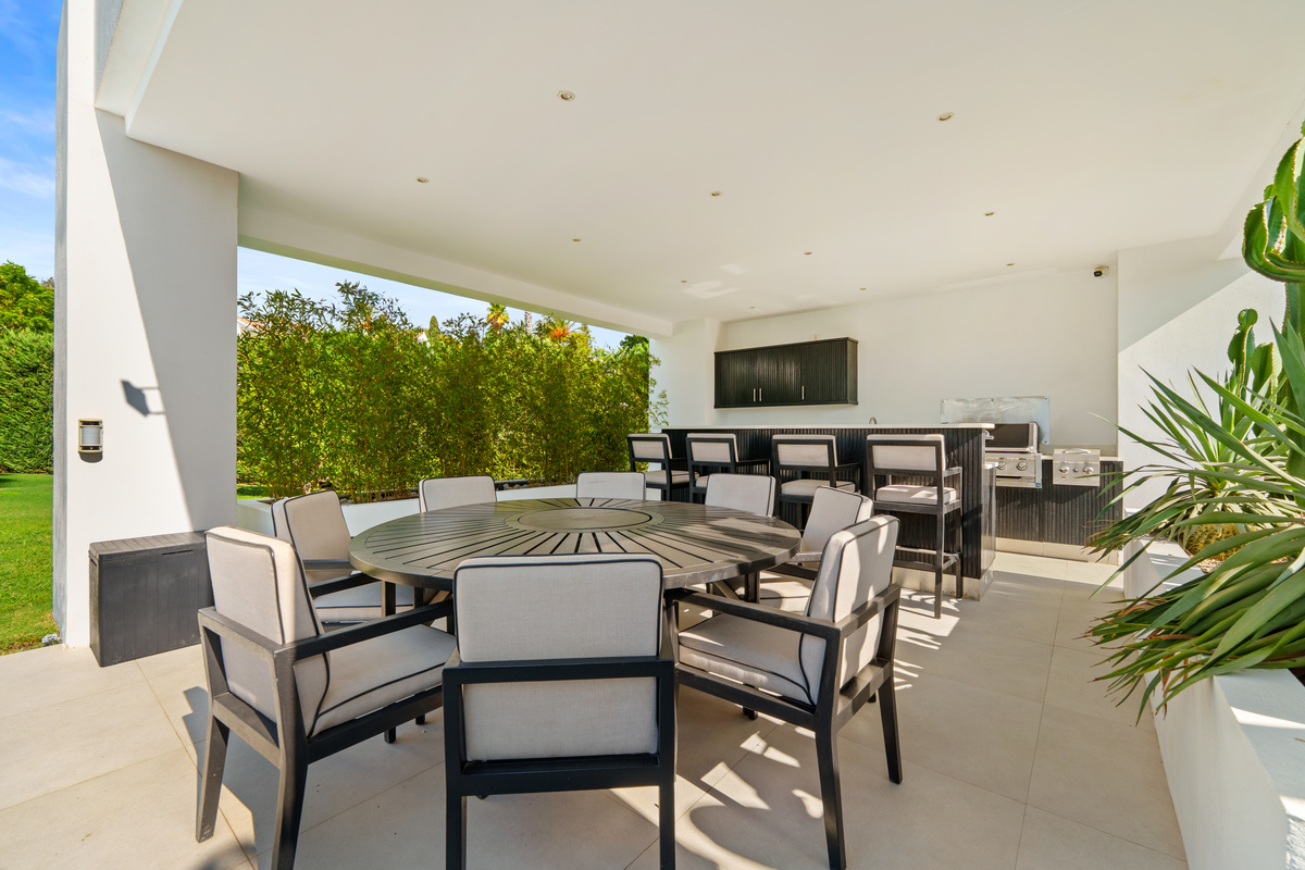 Contemporary Villa in Benahavís - Top Properties Estepona