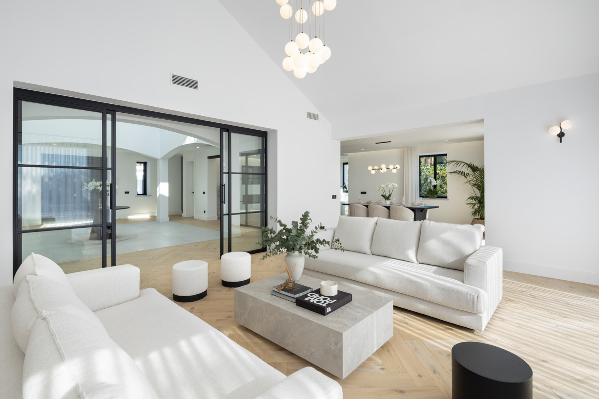 Refined Villa in Benahavís - Top Properties Estepona