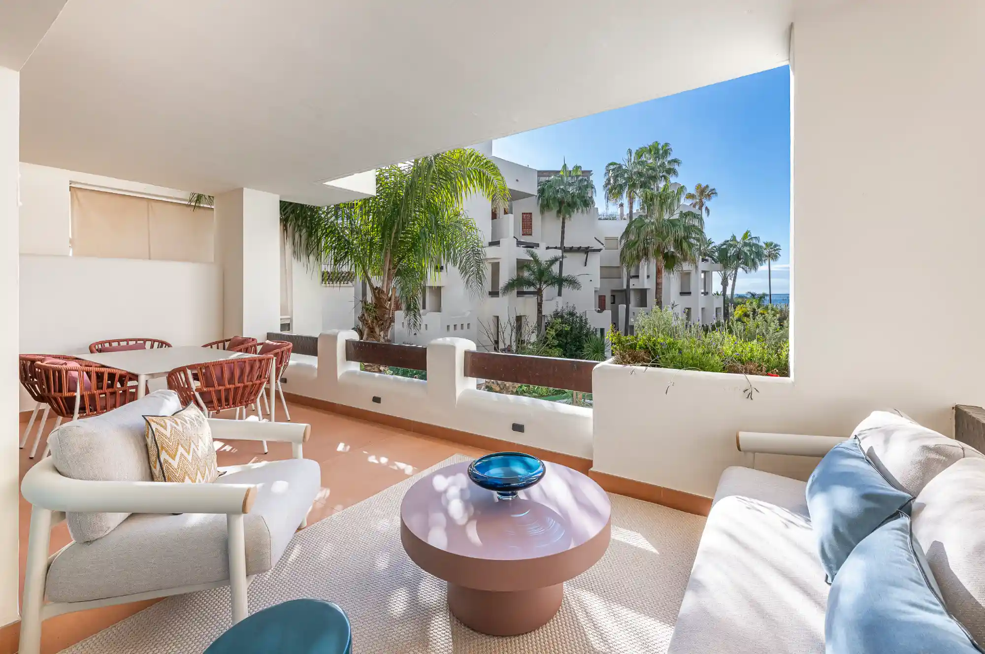 Beachfront apartment in El Valerín - Top Properties Estepona