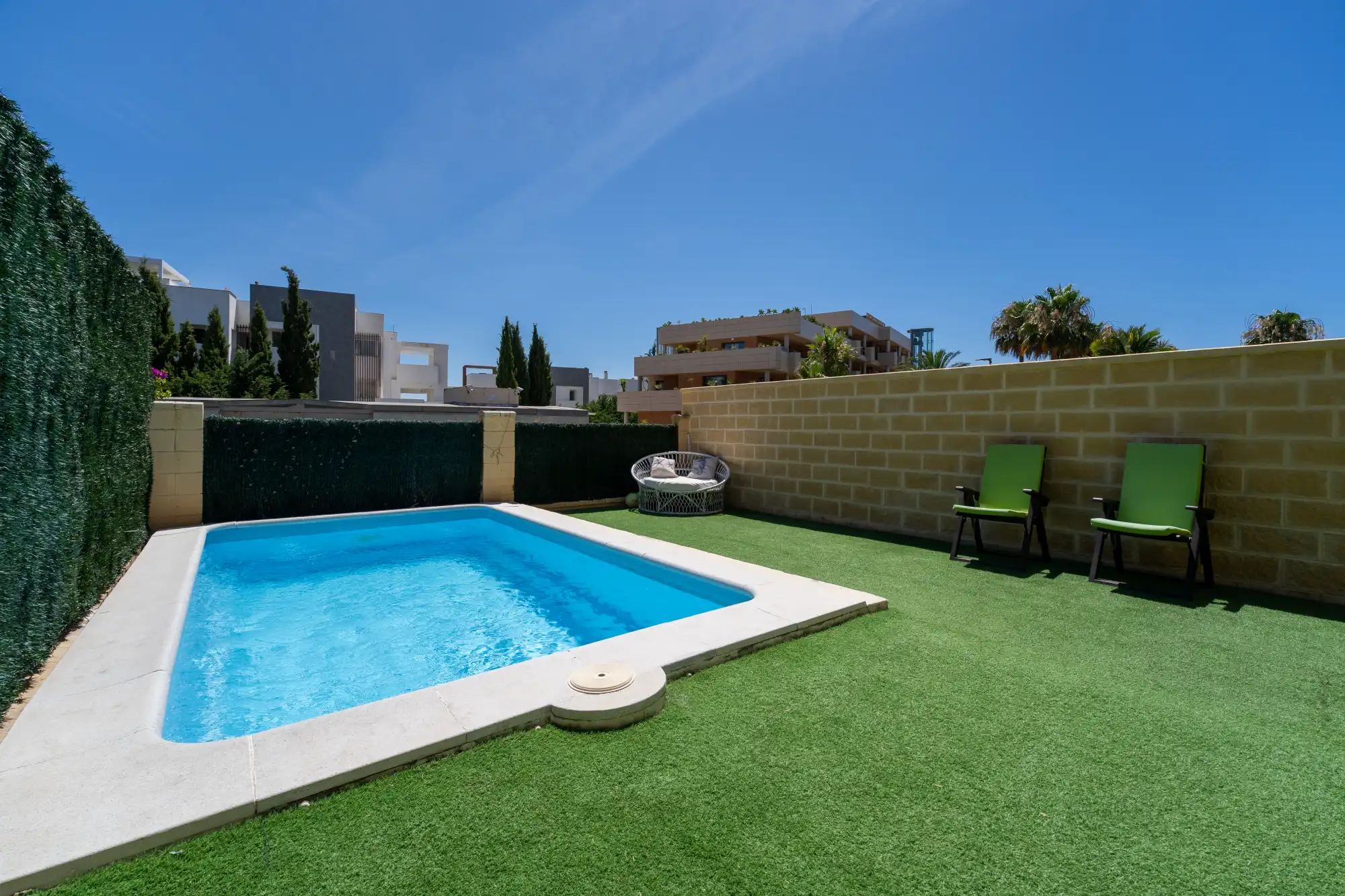 Stunning 3-bedroom townhouse with a private pool in Cancelada