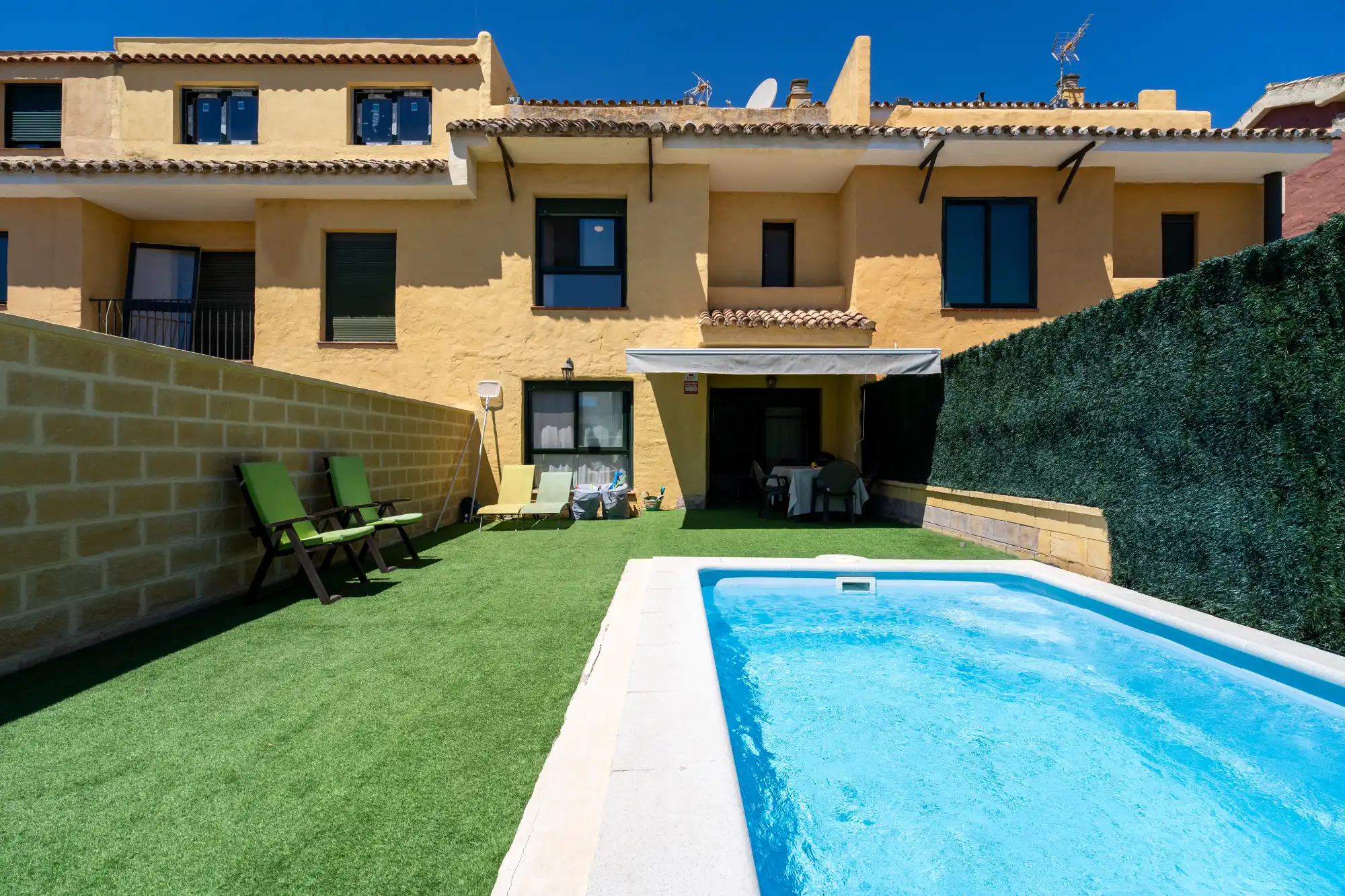 Stunning 3-bedroom townhouse with a private pool in Cancelada