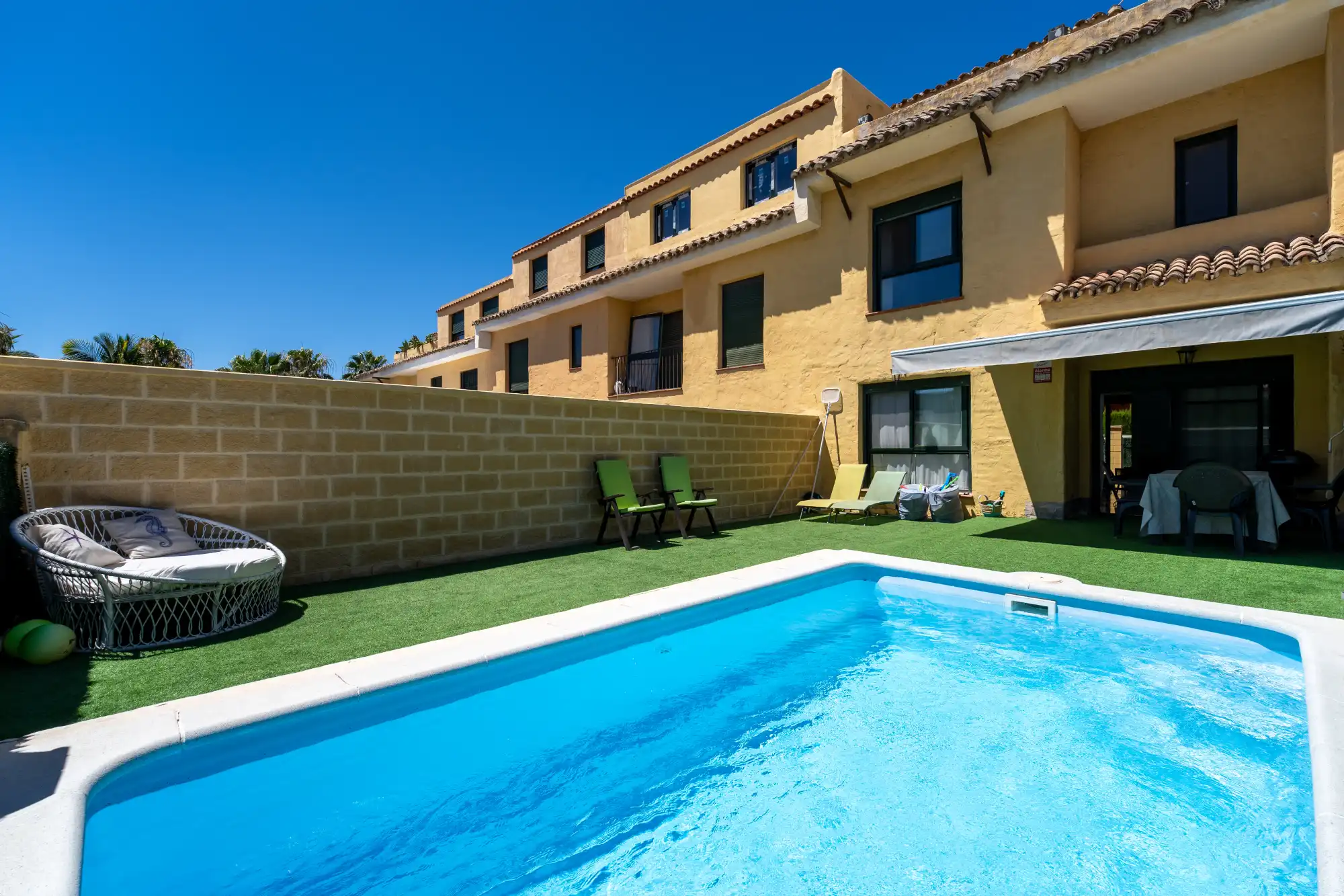 Stunning 3-bedroom townhouse with a private pool in Cancelada