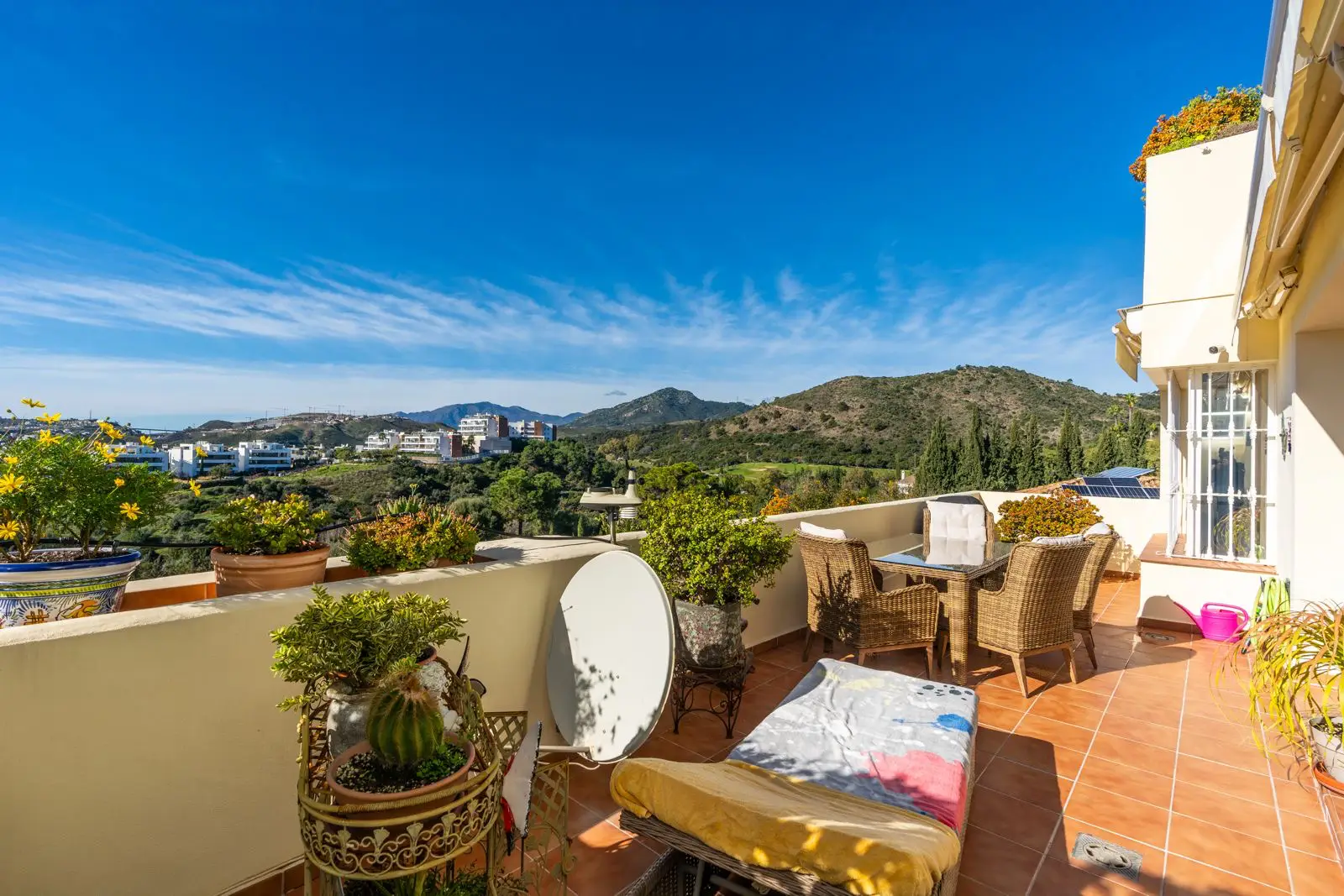 Spacious Apartment with Panoramic Views in Benahavís
