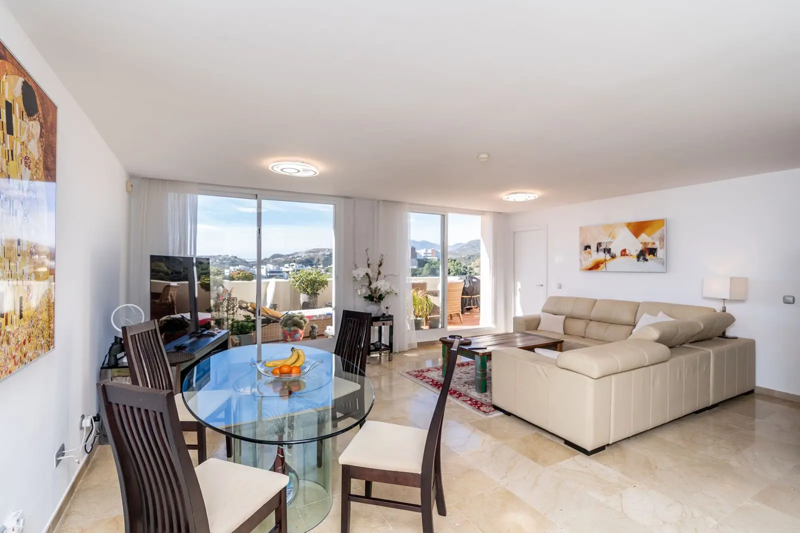 Spacious Apartment with Panoramic Views in Benahavís