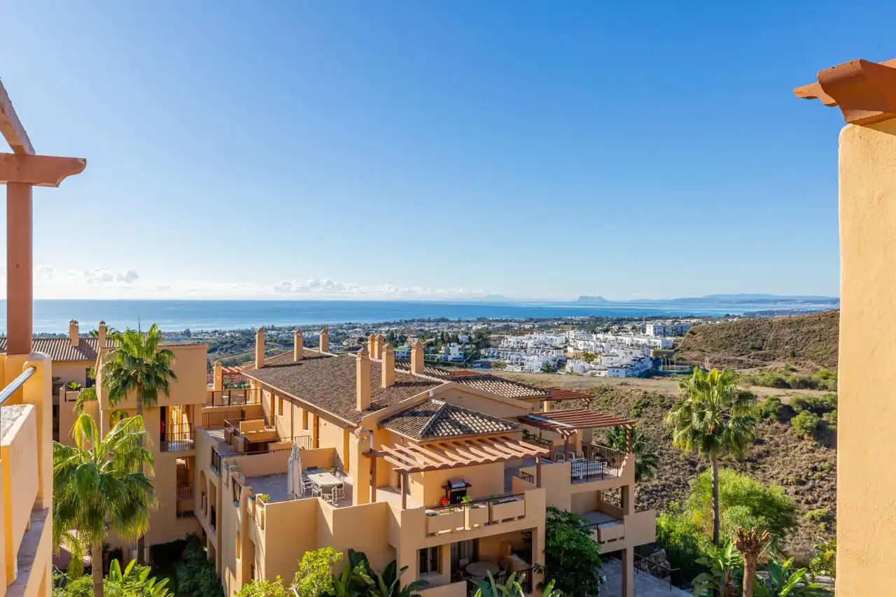 Ático elegante con vistas panorámicas al mar en Benahavís