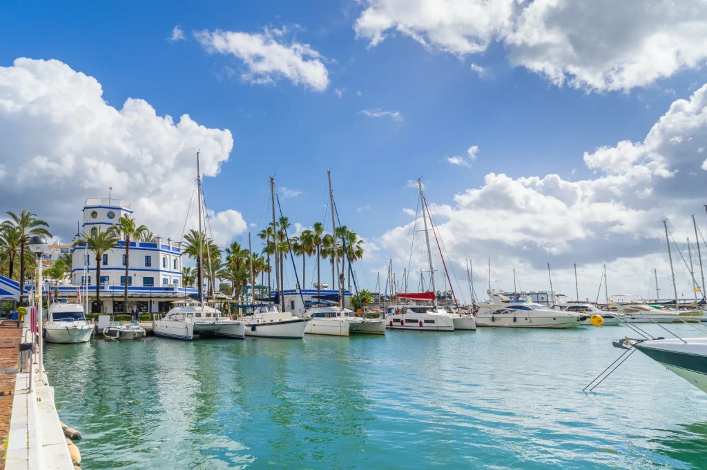 Marbella vs. Estepona: Was ist besser für Lebensstil, Immobilien und Investitionen?