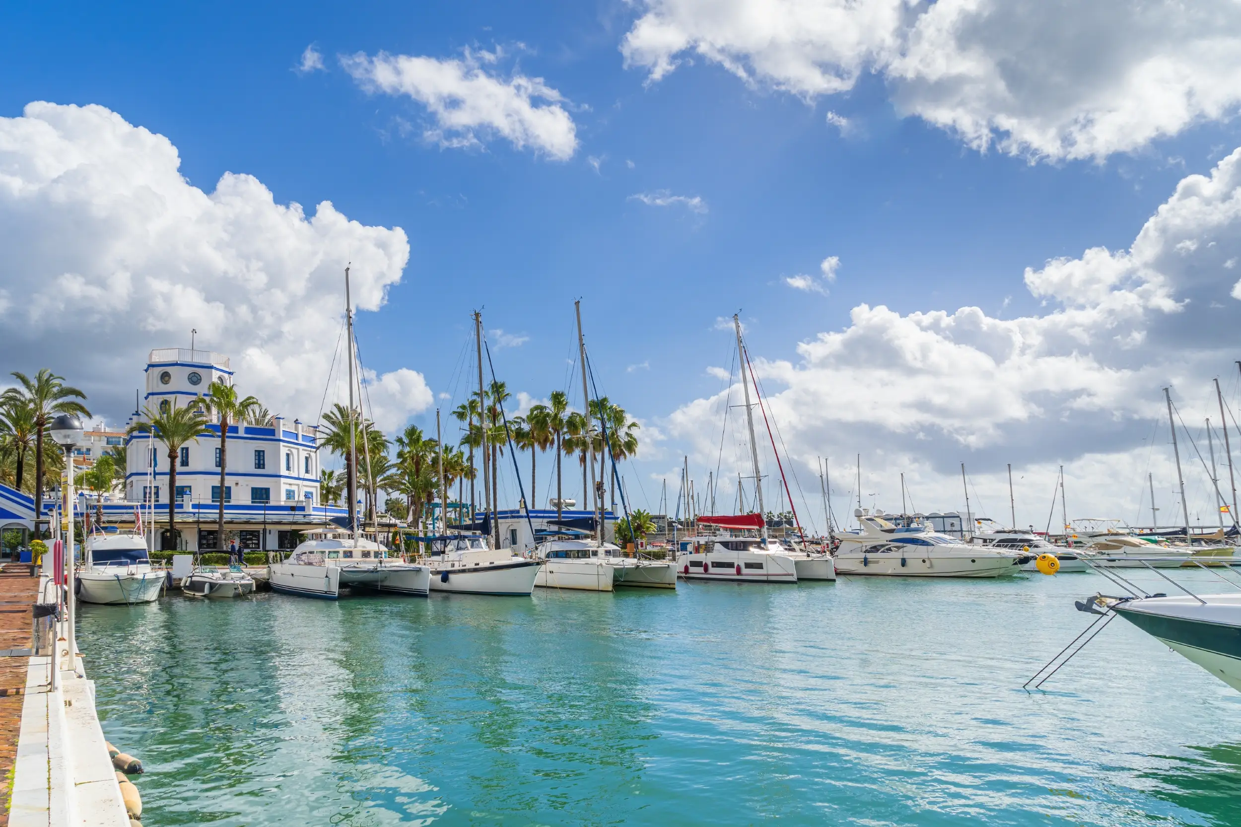 Marbella vs. Estepona: Was ist besser für Lebensstil, Immobilien und Investitionen?