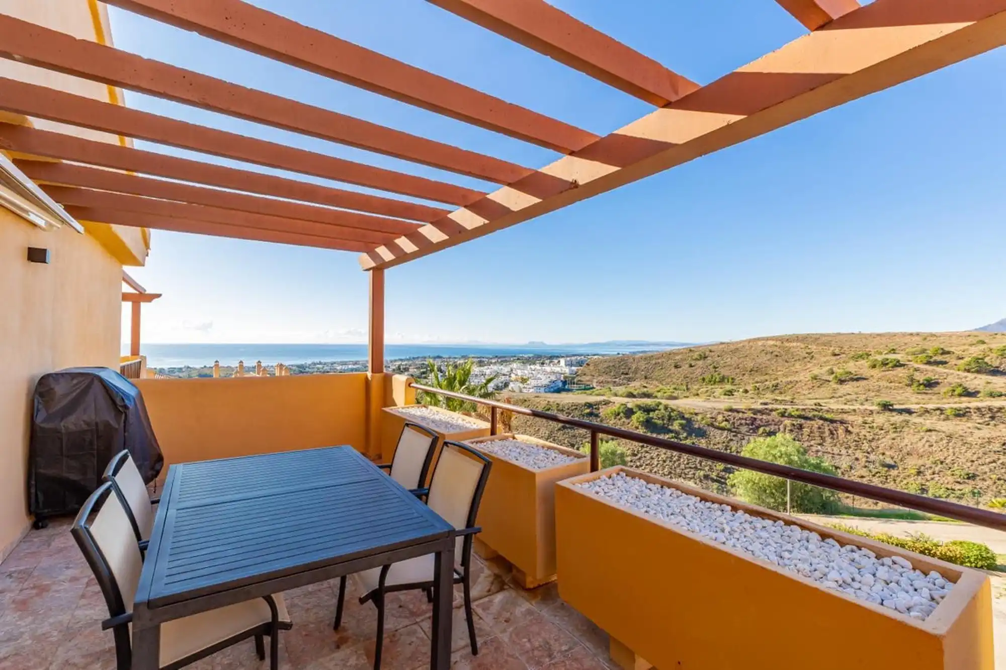 Ático elegante con vistas panorámicas al mar en Benahavís