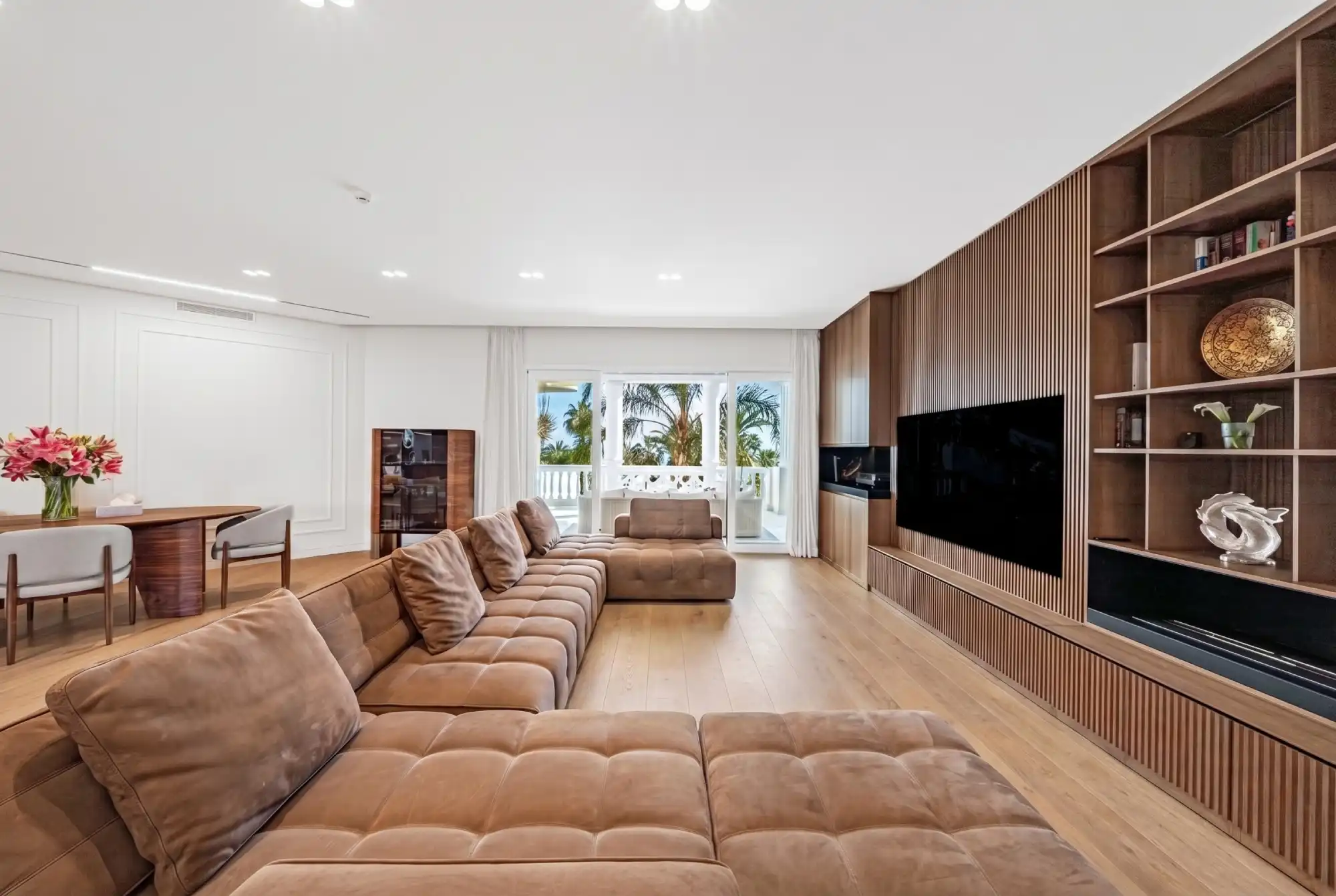 Luxury frontline beachfront apartment - Top Properties