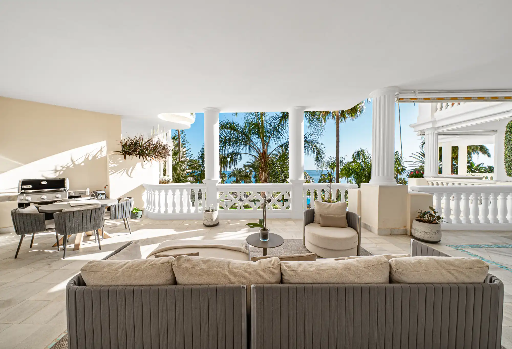 Luxury frontline beachfront apartment - Top Properties