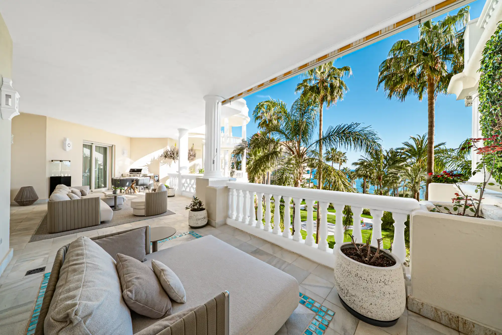 Luxury frontline beachfront apartment - Top Properties