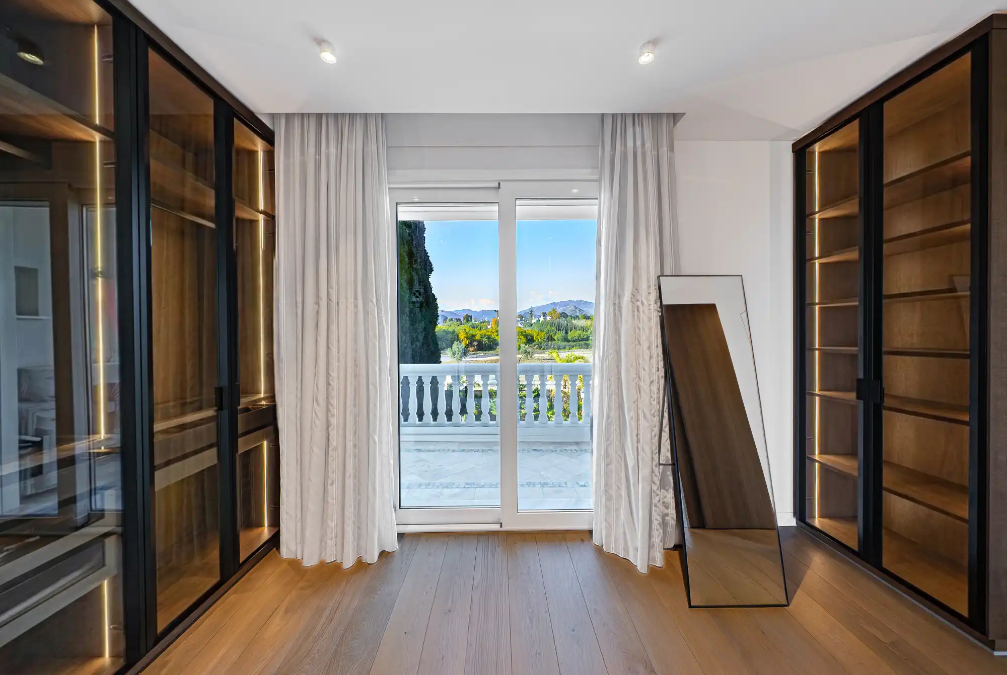 Luxury frontline beachfront apartment - Top Properties