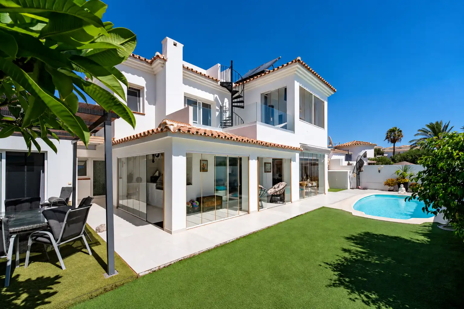Zeitgenössische Villa nur wenige Schritte vom Strand in El Saladillo – Top Properties