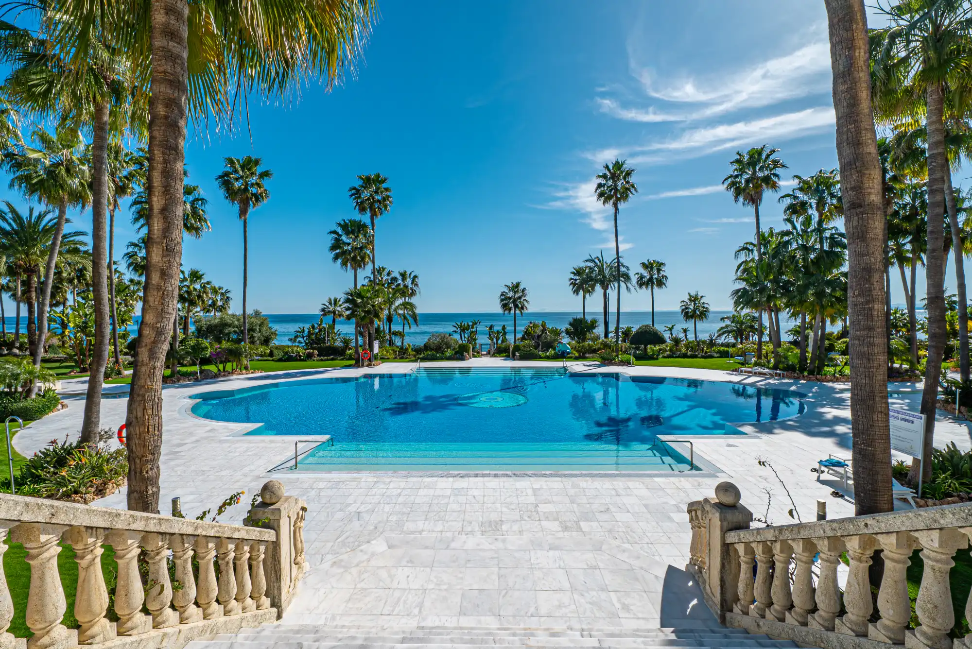 Luxury frontline beachfront apartment - Top Properties