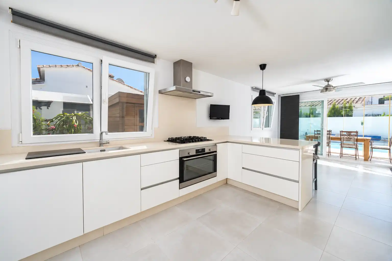 Zeitgenössische Villa nur wenige Schritte vom Strand in El Saladillo – Top Properties