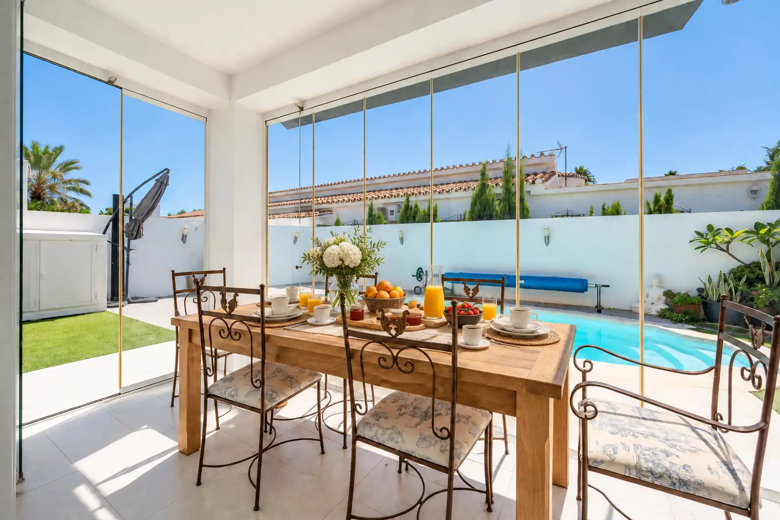 Zeitgenössische Villa nur wenige Schritte vom Strand in El Saladillo – Top Properties