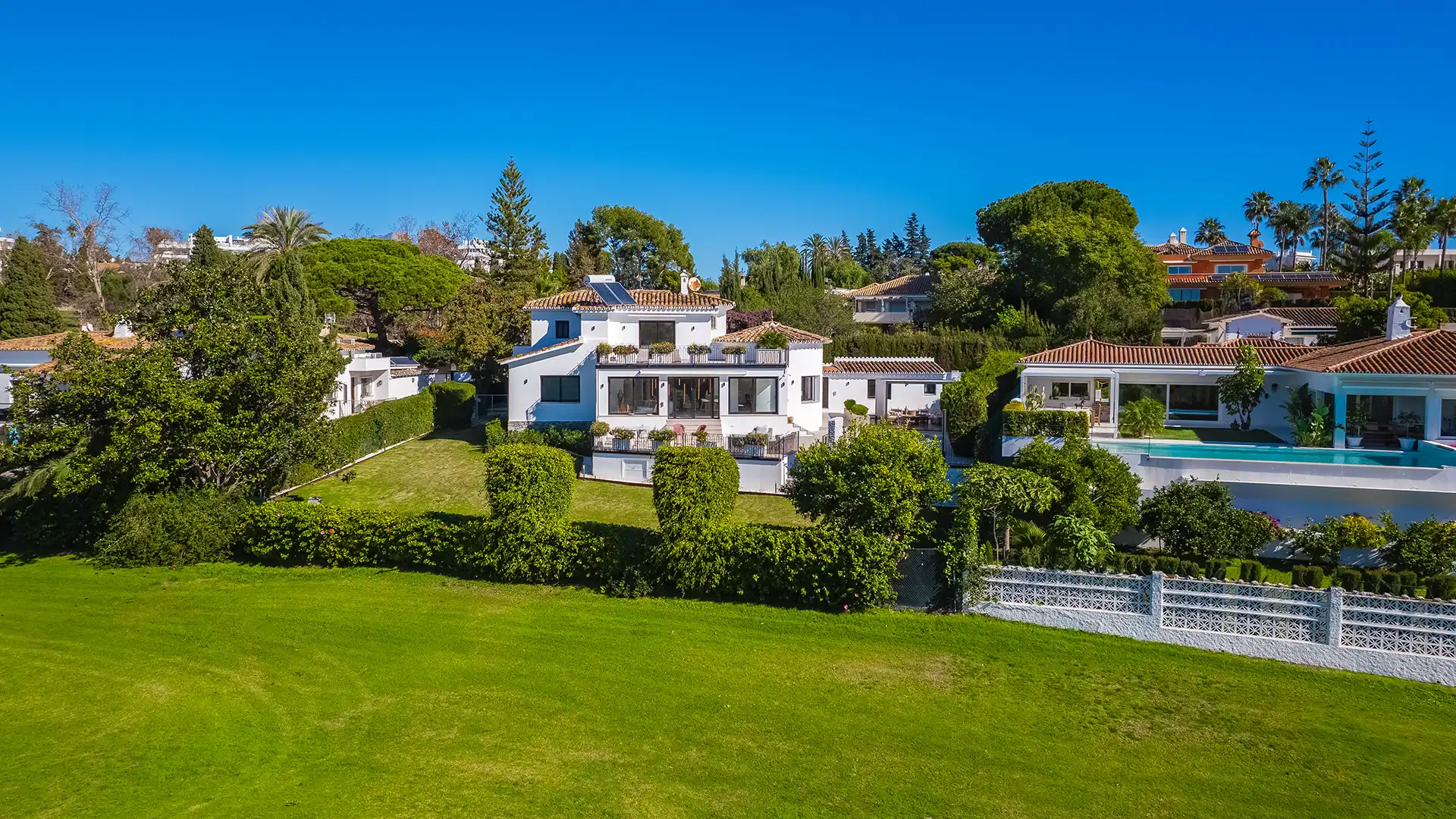 front line golf villa in guadalmina alta-Top Properties