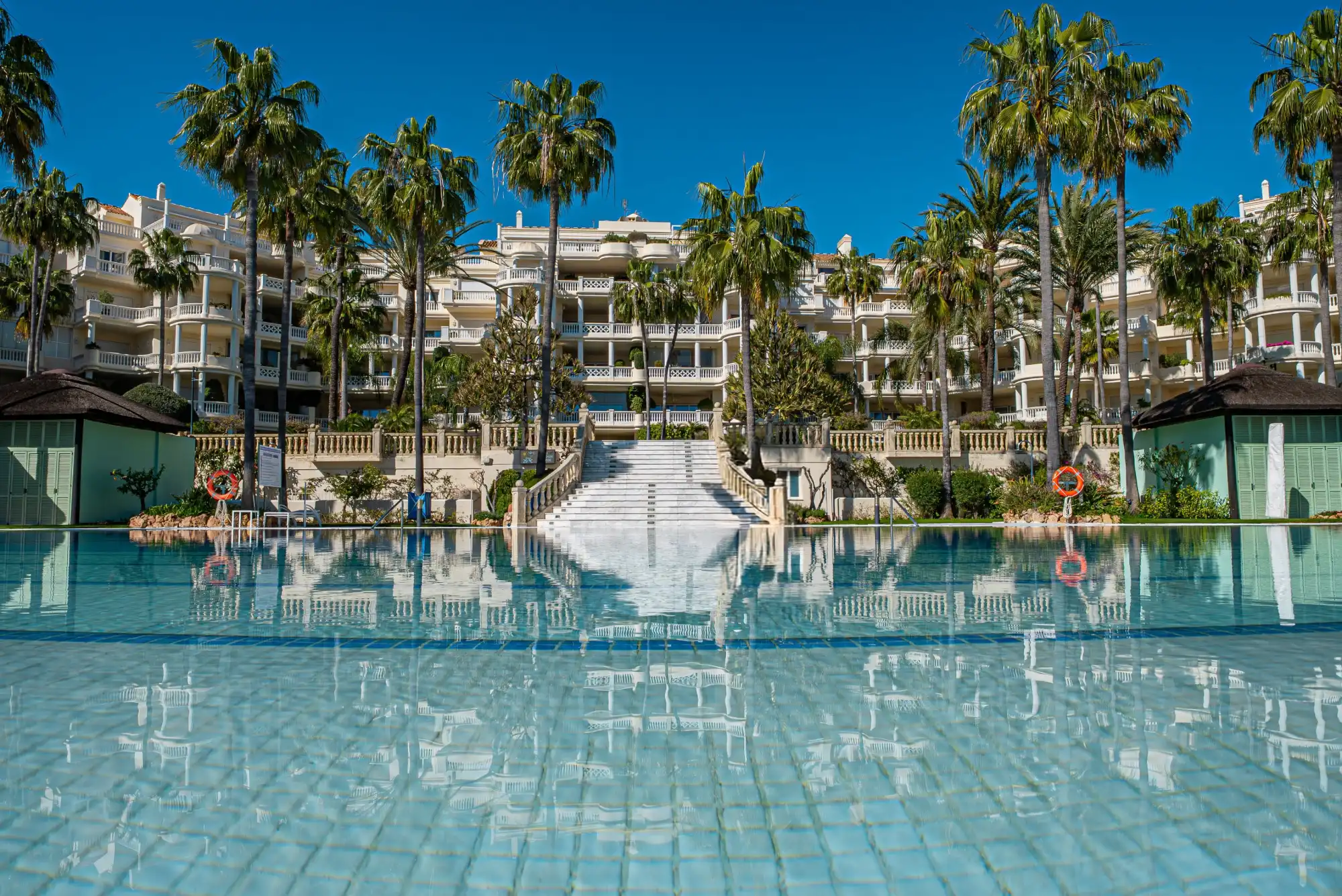 Luxury frontline beachfront apartment - Top Properties