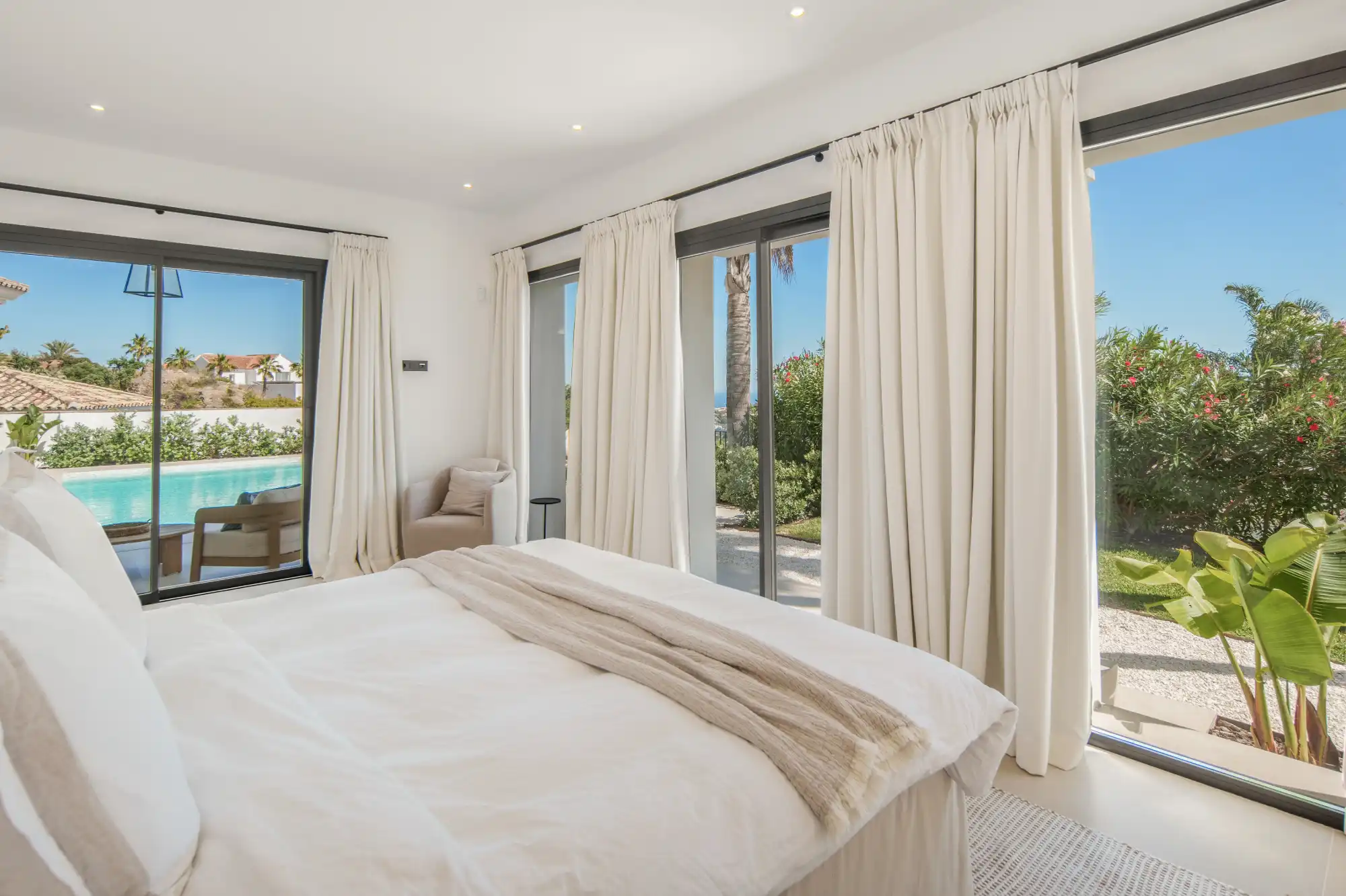 Contemporary Luxury in Villa in Benahavis - Top Properties