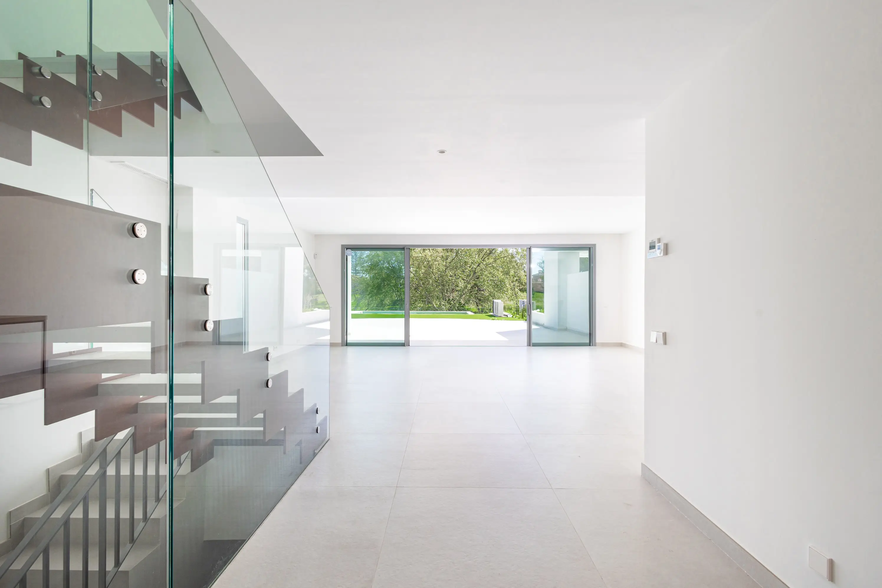 Moderne Eckvilla in Guadalmina Alta