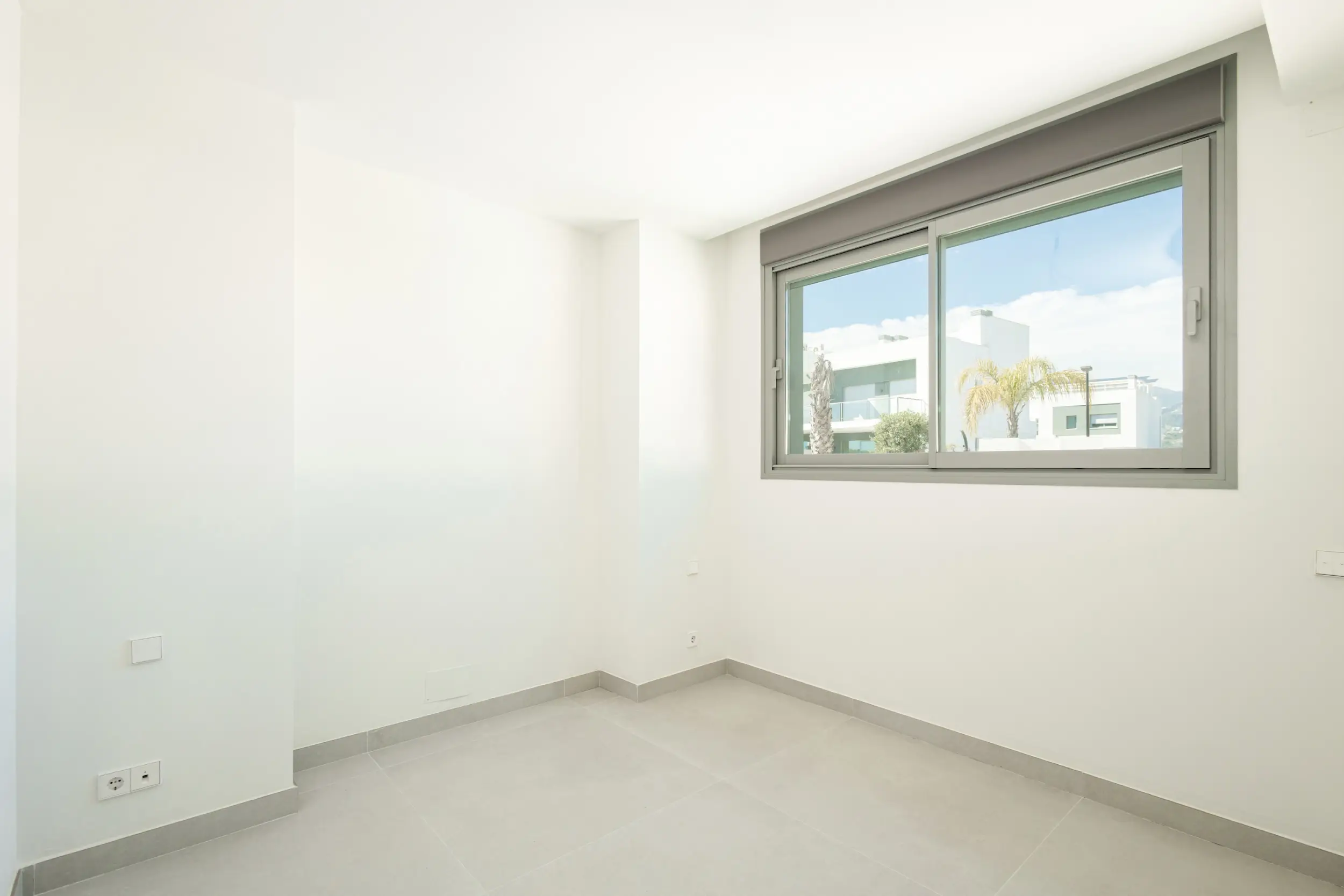 Moderne Eckvilla in Guadalmina Alta