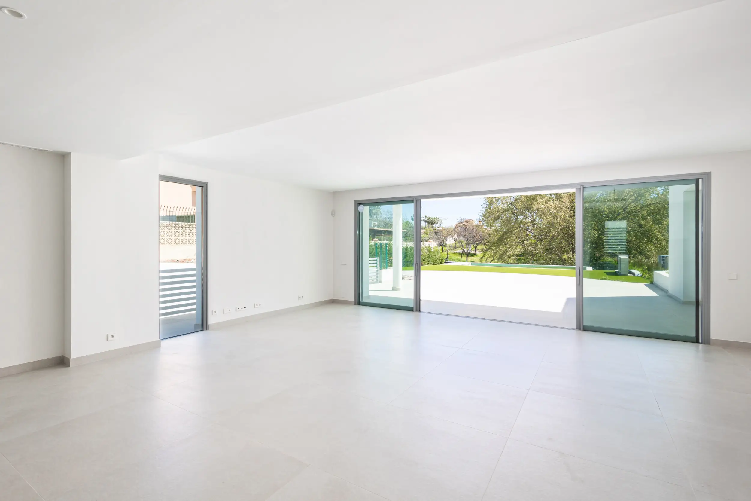 Moderne Eckvilla in Guadalmina Alta