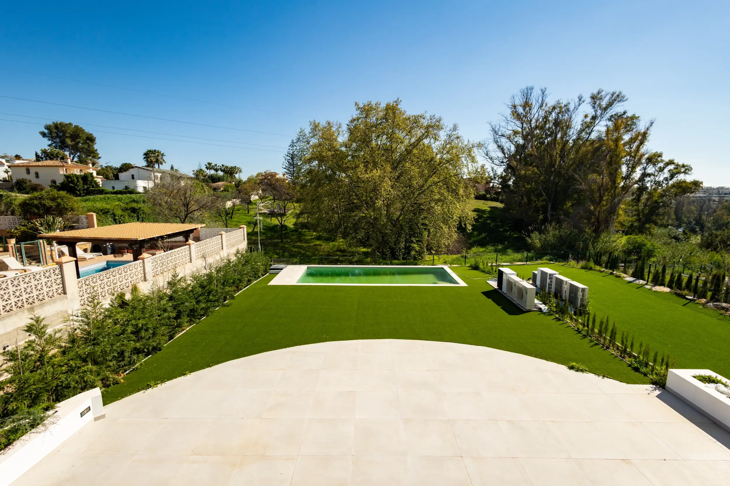 Moderne Eckvilla in Guadalmina Alta
