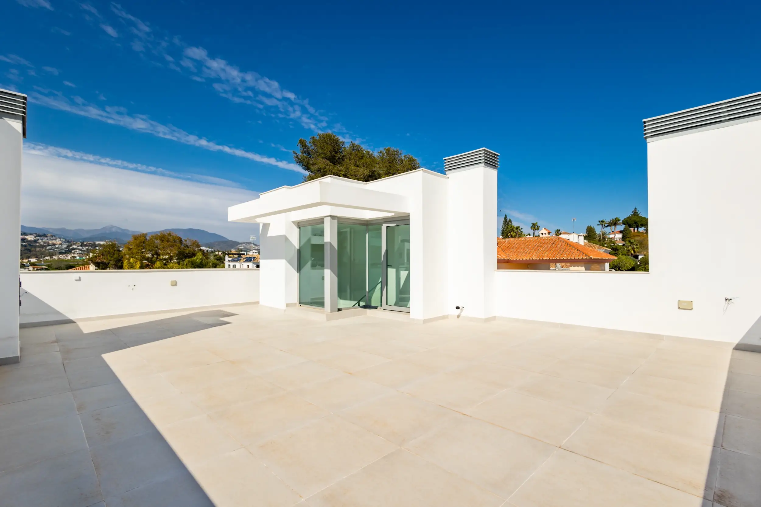 Moderne Eckvilla in Guadalmina Alta