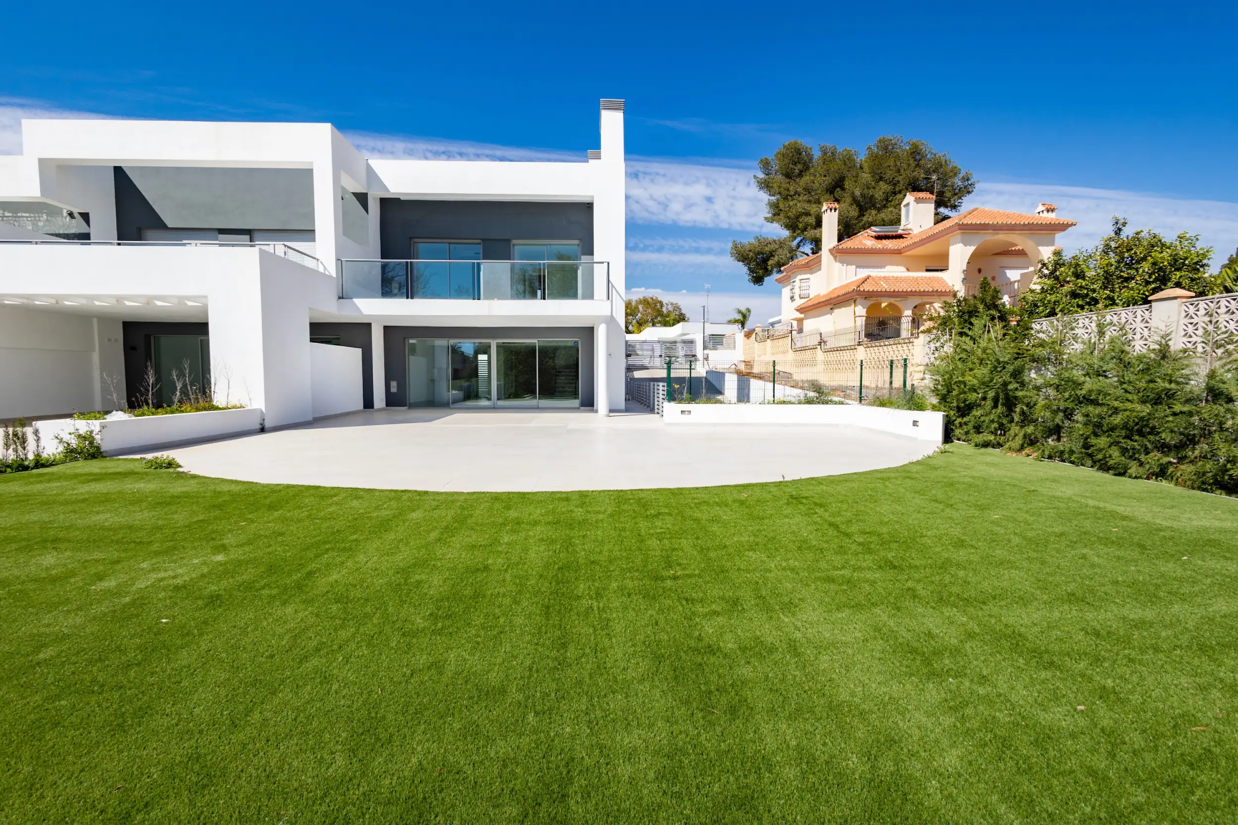 Moderne Eckvilla in Guadalmina Alta