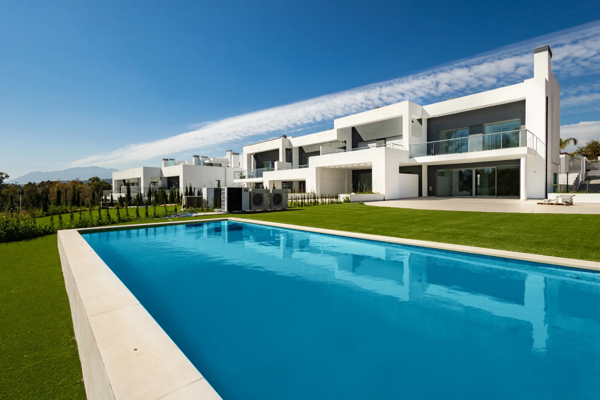 Moderne Eckvilla in Guadalmina Alta