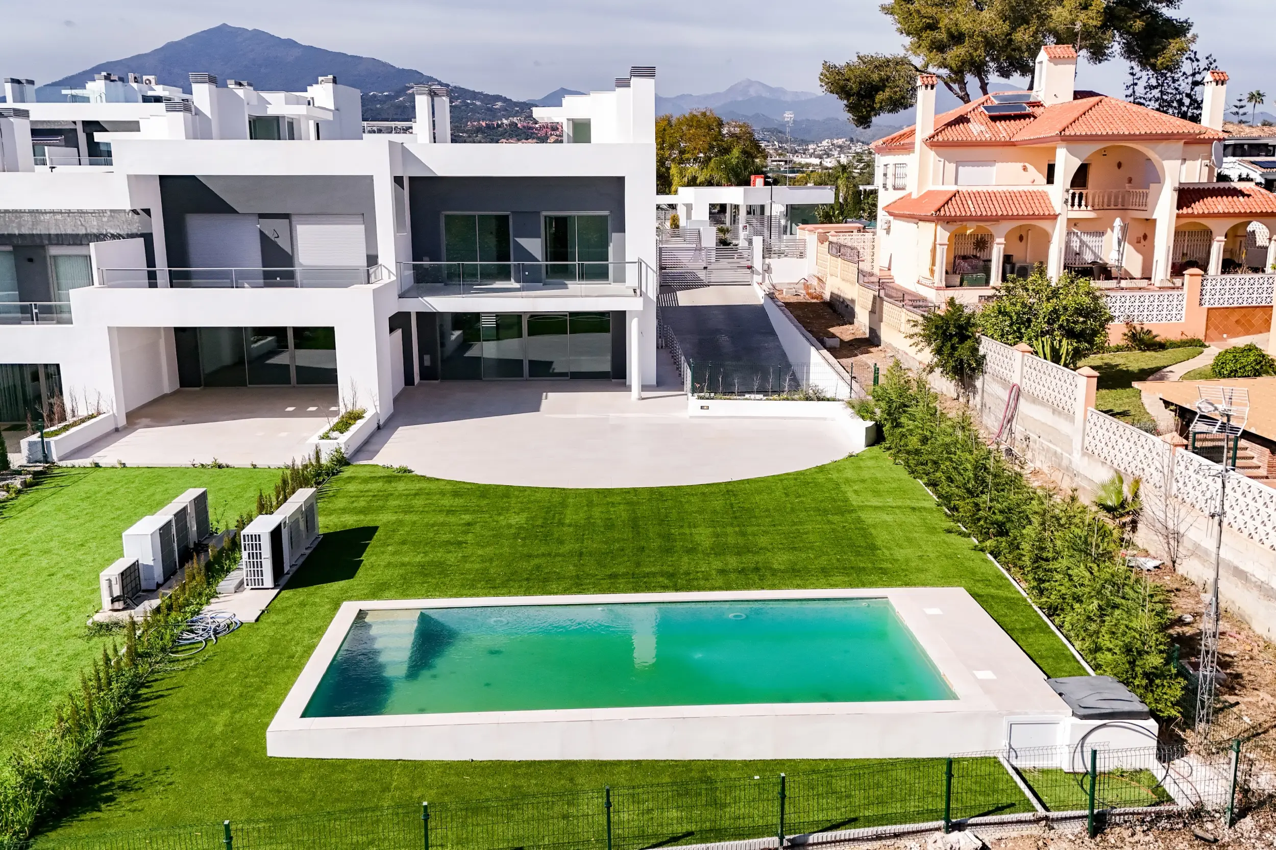 Moderne Eckvilla in Guadalmina Alta