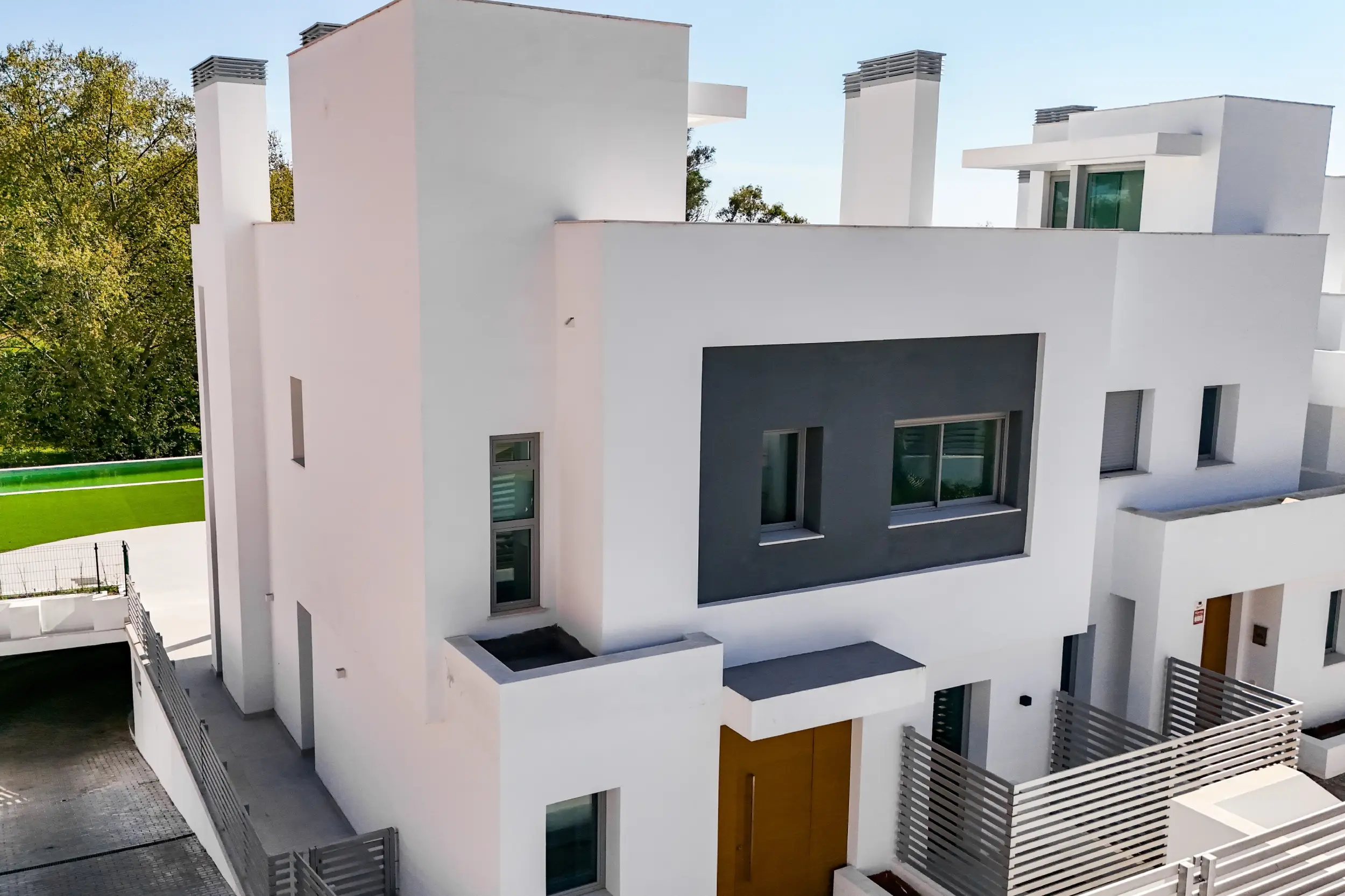 Moderne Eckvilla in Guadalmina Alta