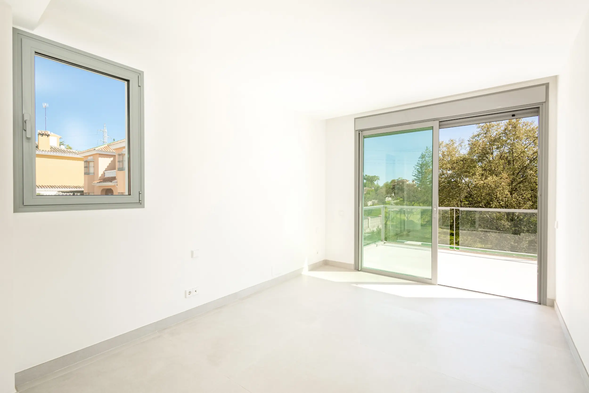Moderne Eckvilla in Guadalmina Alta