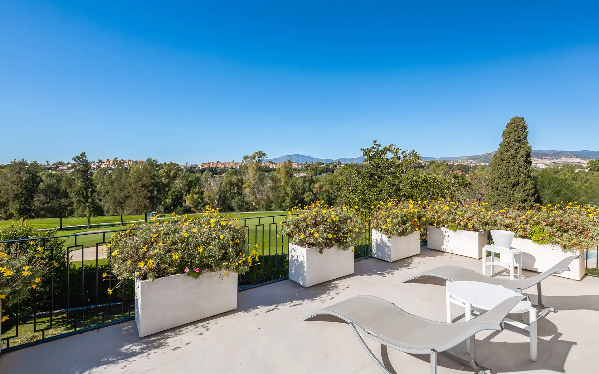 front line golf villa in guadalmina alta-Top Properties