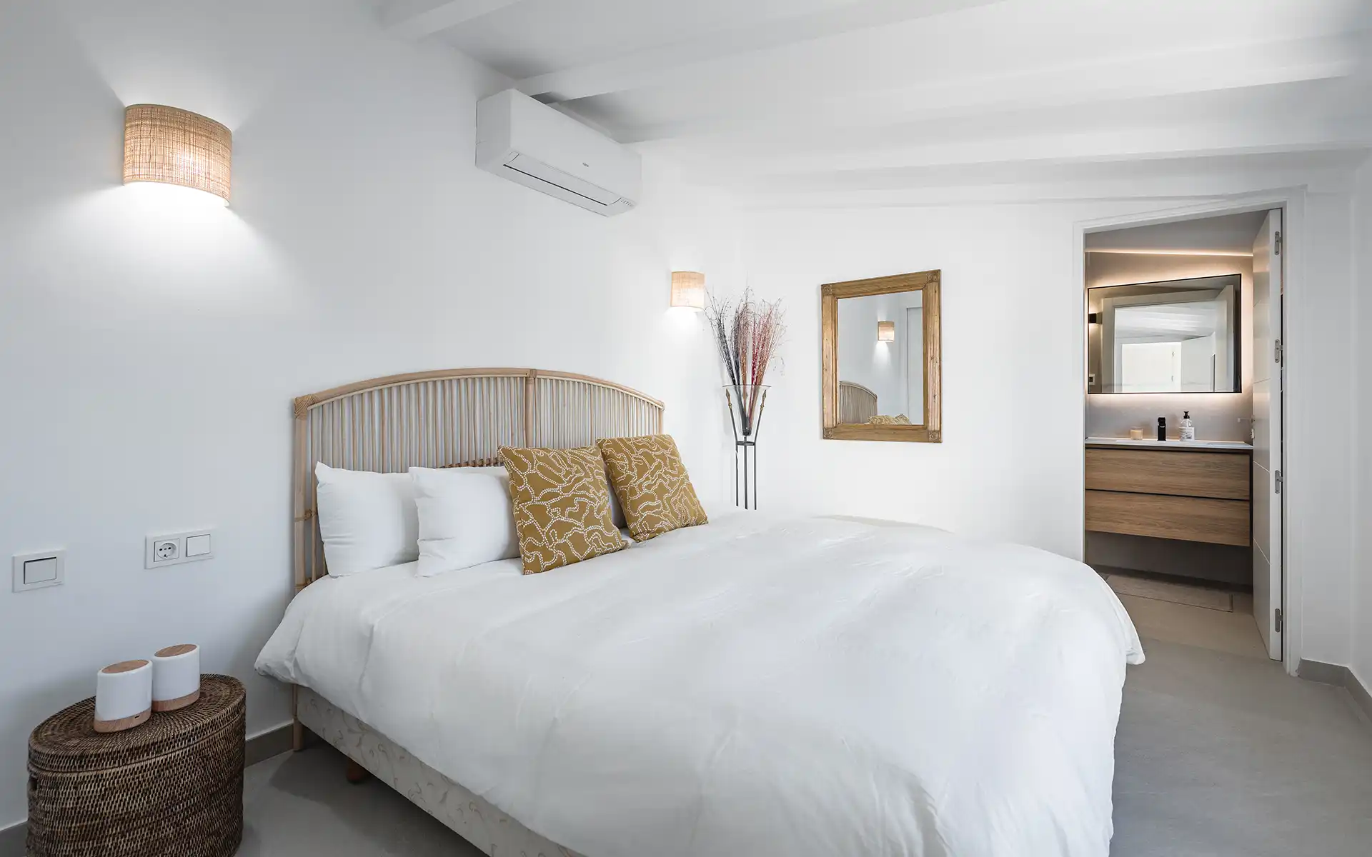 front line golf villa in guadalmina alta-Top Properties