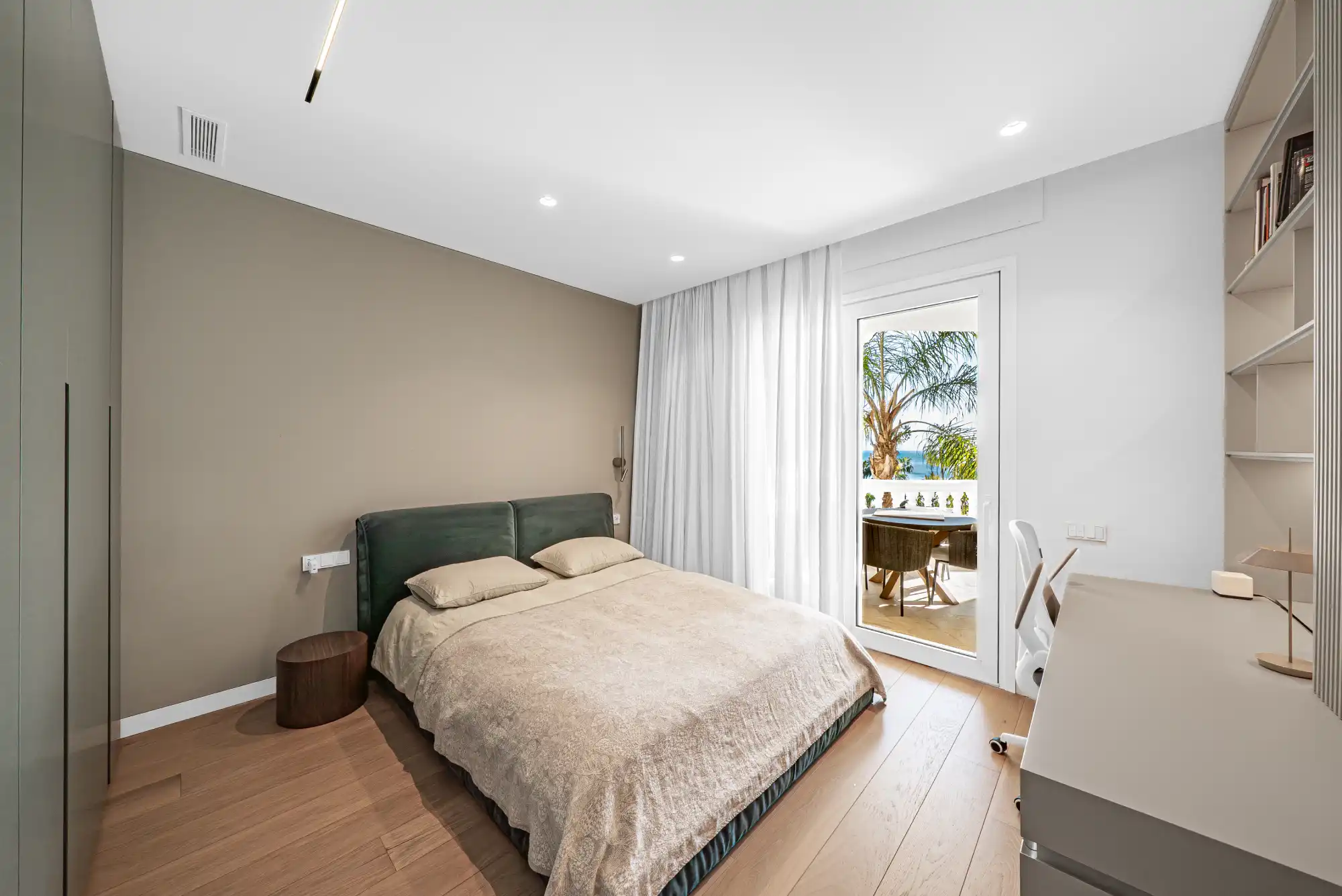 Luxury frontline beachfront apartment - Top Properties